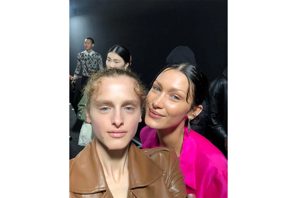 Адица Берзения и Белла Хадид на показе Jill Sander, сентябрь 2022 года