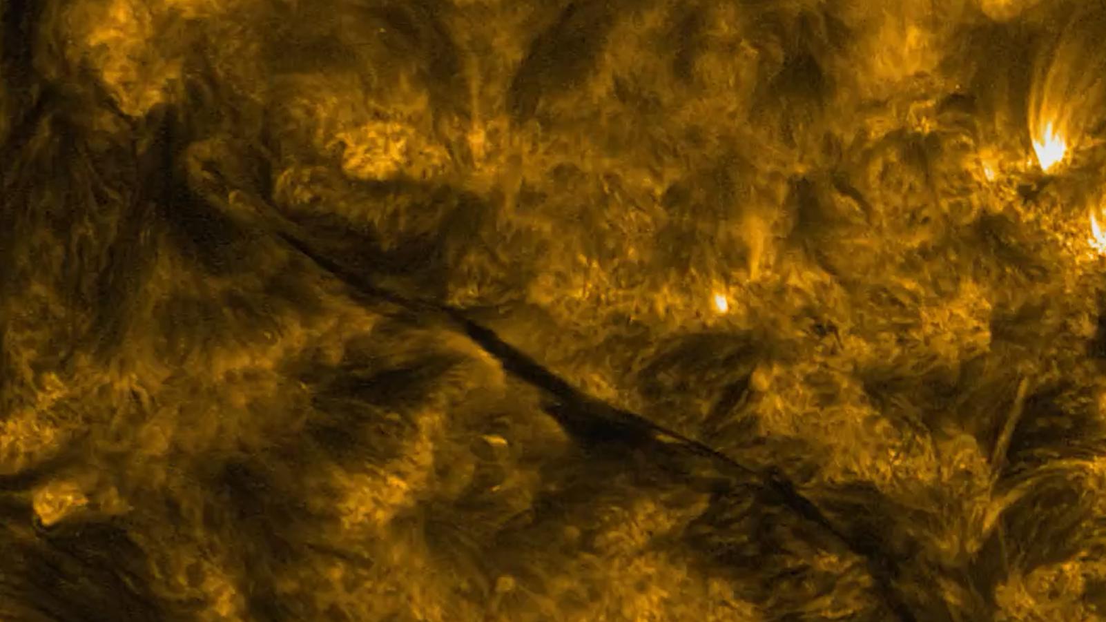 Вспышка на Солнце уничтожила протуберанец. Видео