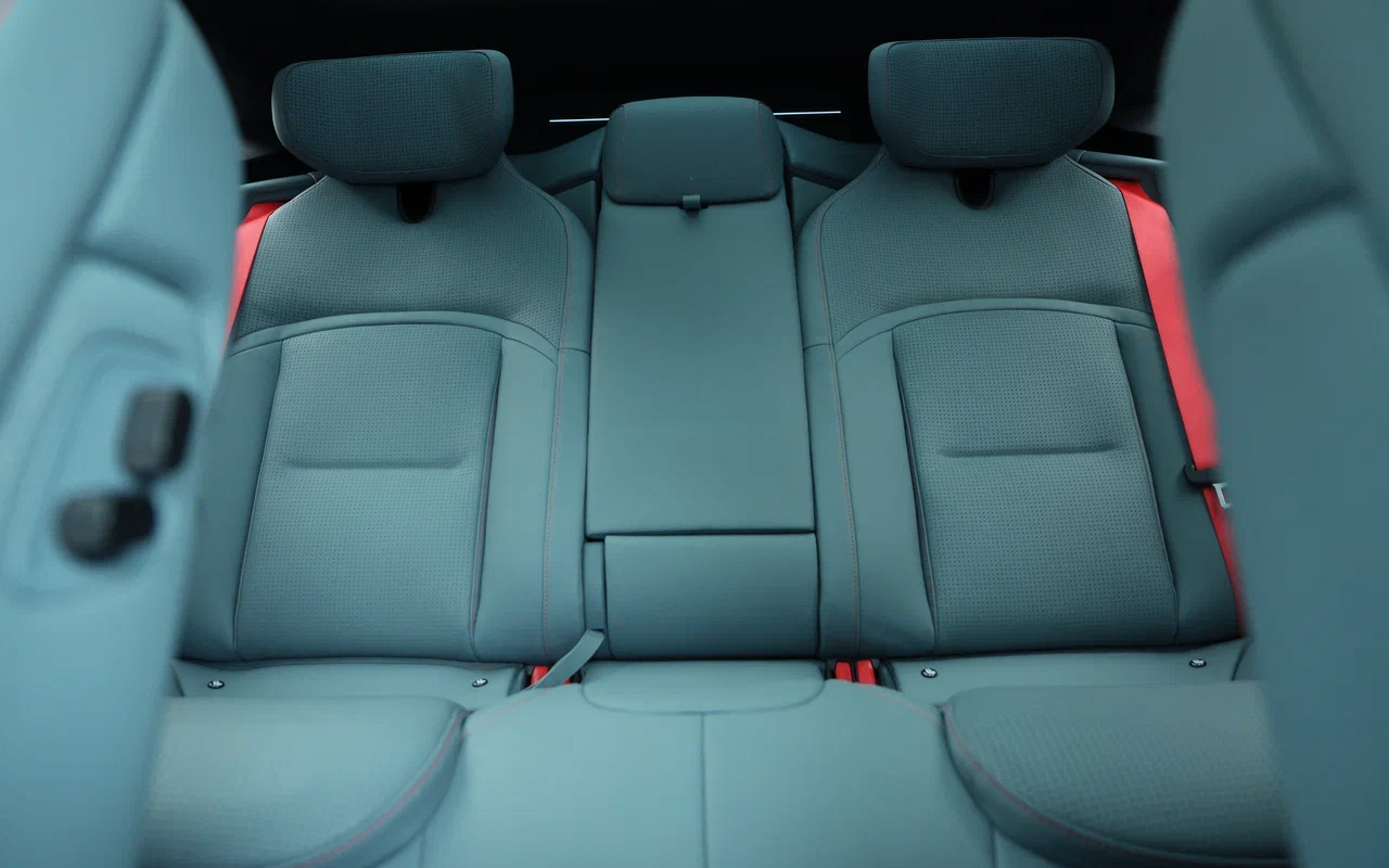 Второй ряд кресел в Avatr 12 лишен регулировки по наклону спинки, да и отдельной климатической зоны там нет. Но в откидном подлокотнике &mdash; свой электронный пульт, отвечающий за подогревы, вентиляцию&nbsp;и&nbsp;массаж