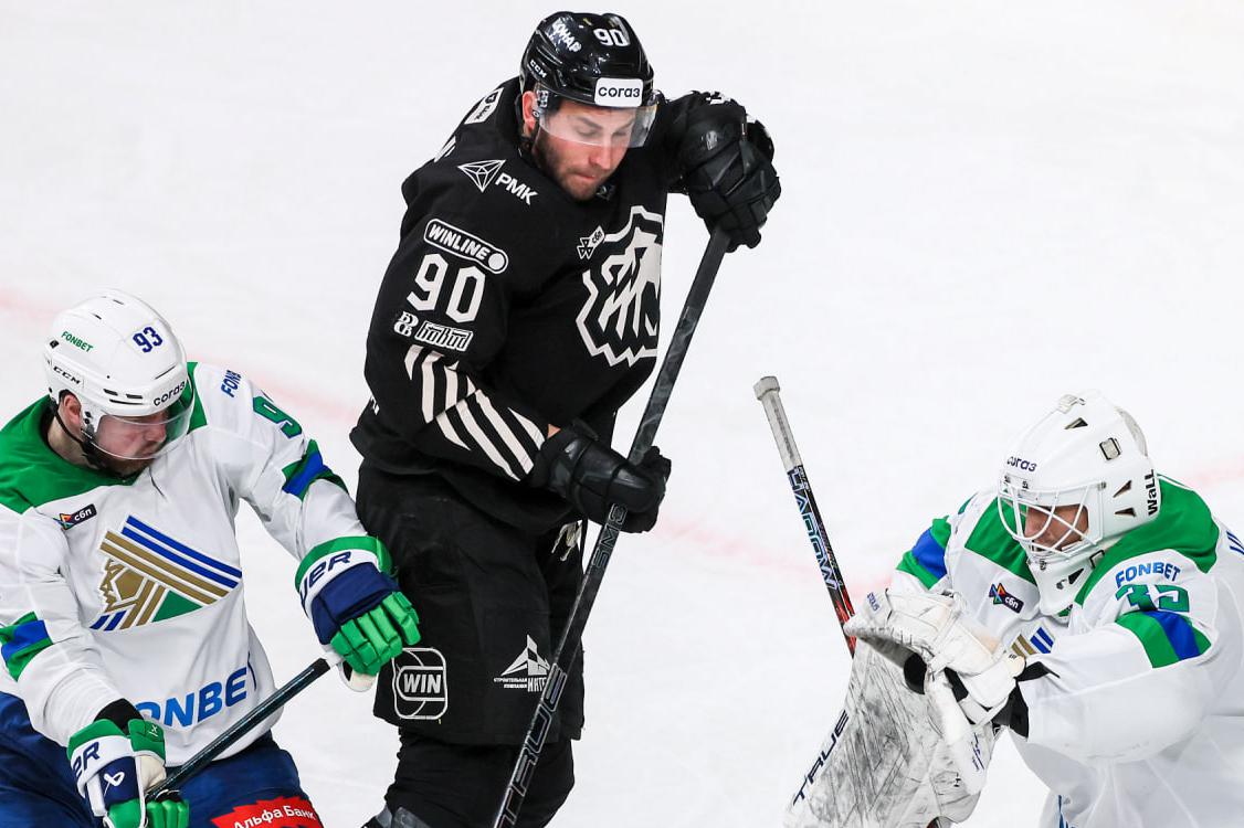 Нападающий Джошуа Ливо (в центре)