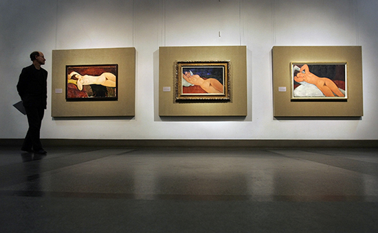 Посетитель на выставке Модильяни в ГМИИ им. А.С. Пушкина (архивное фото)