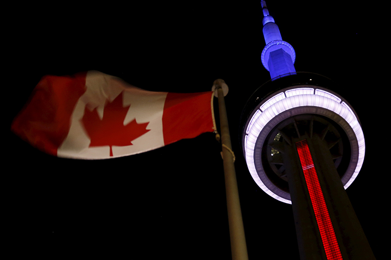 Телевизионная башня Си-Эн Тауэр в Торонто (Канада) освещена цветами национального флага Франции