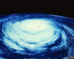 Ураган "Деннис" набирает мощь