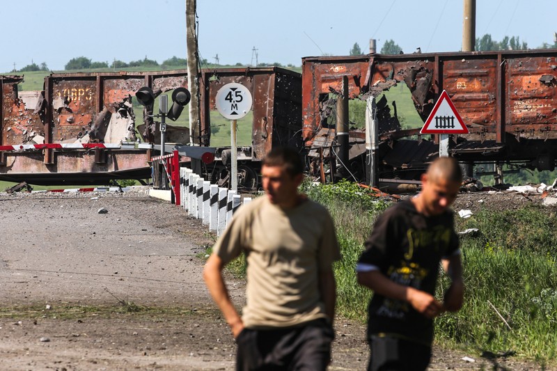 Товарный поезд в Славянске, пострадавший в результате боевых действий украинской армии в ночь на 17 мая. 