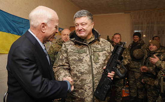Американский сенатор Джон Маккейн и&nbsp;президент Украины Петр Порошенко (слева направо) во&nbsp;время поздравления военнослужащих с&nbsp;наступающим Новым годом в&nbsp;командном пункте в&nbsp;районе Широкино. 31 декабря 2016 года


