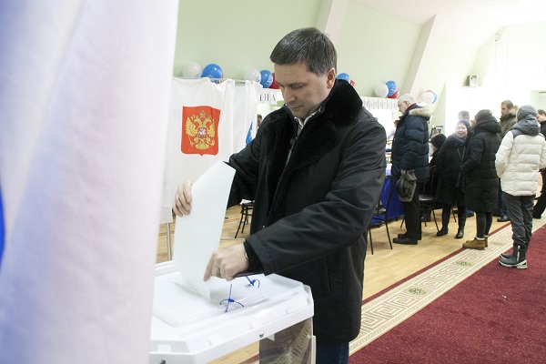 Губернатор ЯНАО Дмитрий Кобылкин посетил свой избирательный участок около 11 утра.