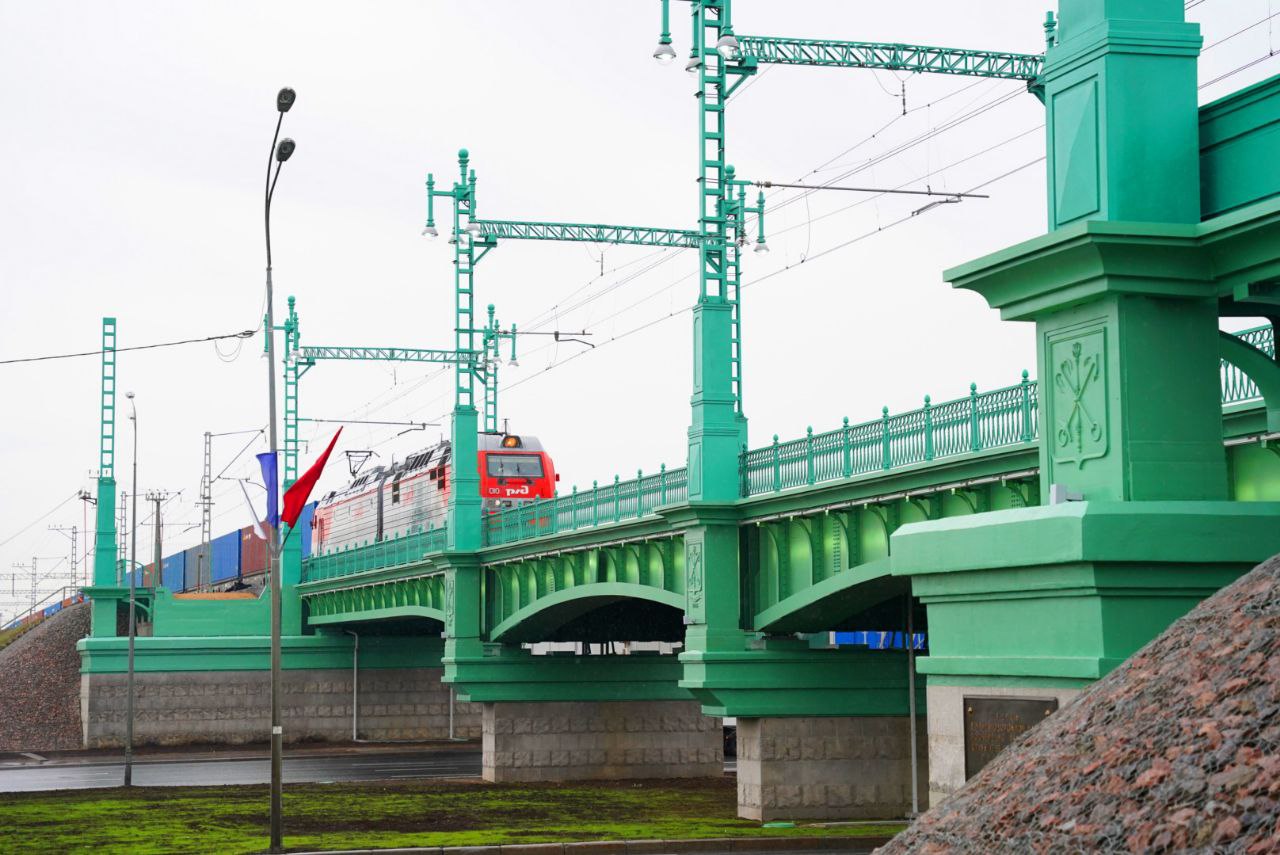 Новый железнодорожный путепровод над Пулковским шоссе в Петербурге