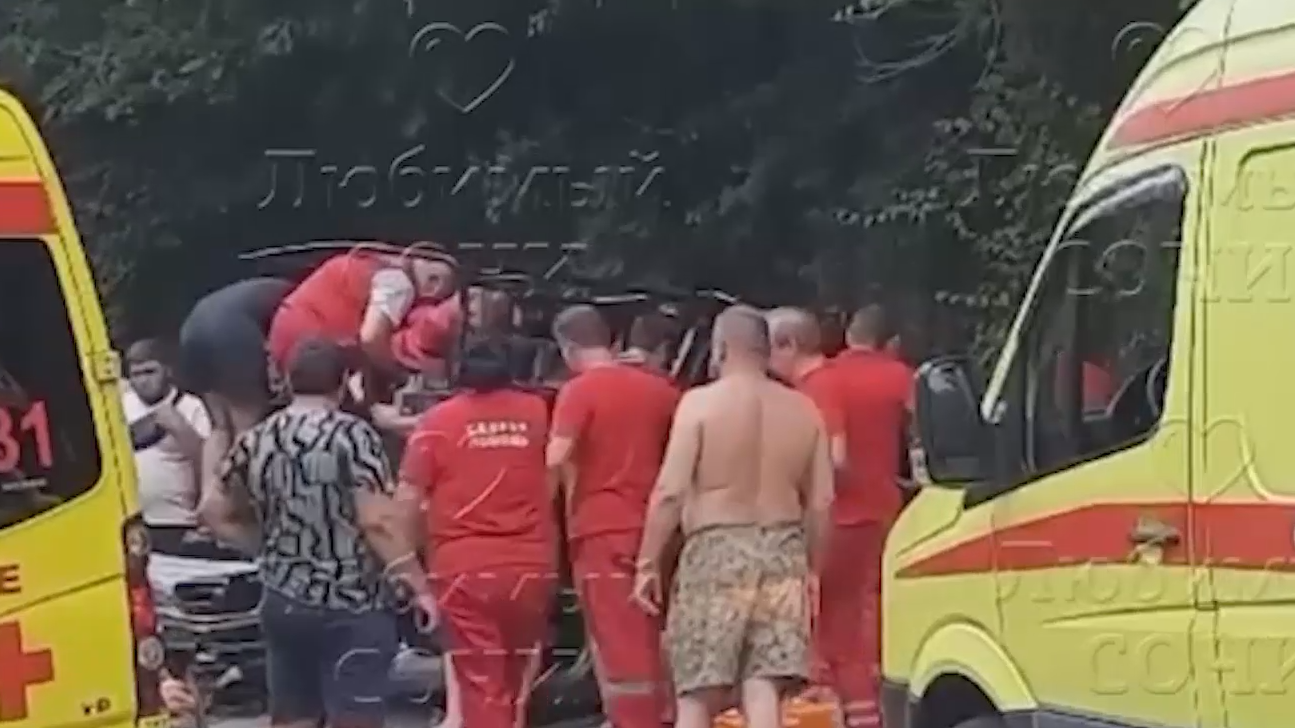 В Сочи «УАЗ» с туристами врезался в скалу