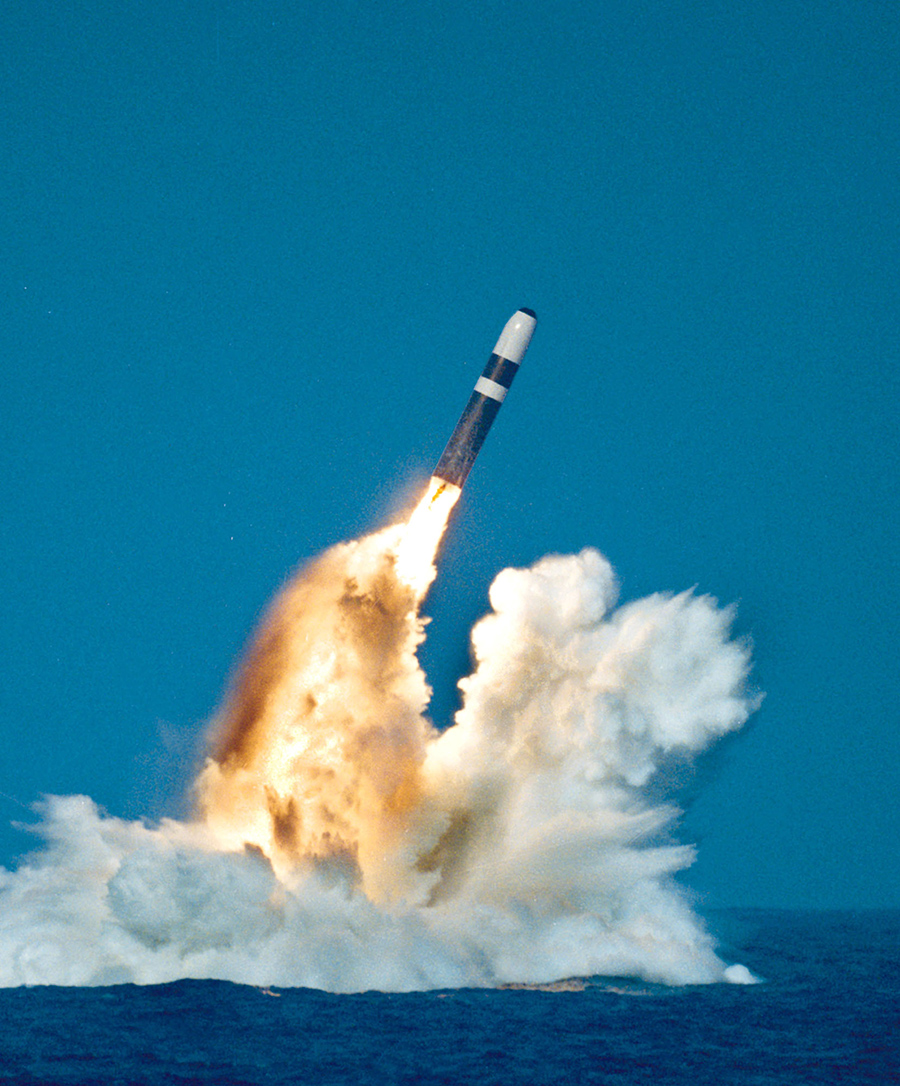 На фото: баллистические ракеты подводных лодок Trident II D5. Эти ракеты лежат в основе морского компонента не только США, но и Великобритании. Они могут нести от одного до восьми боезарядов различной мощности&nbsp;&mdash; от 8 до 455 килотонн
