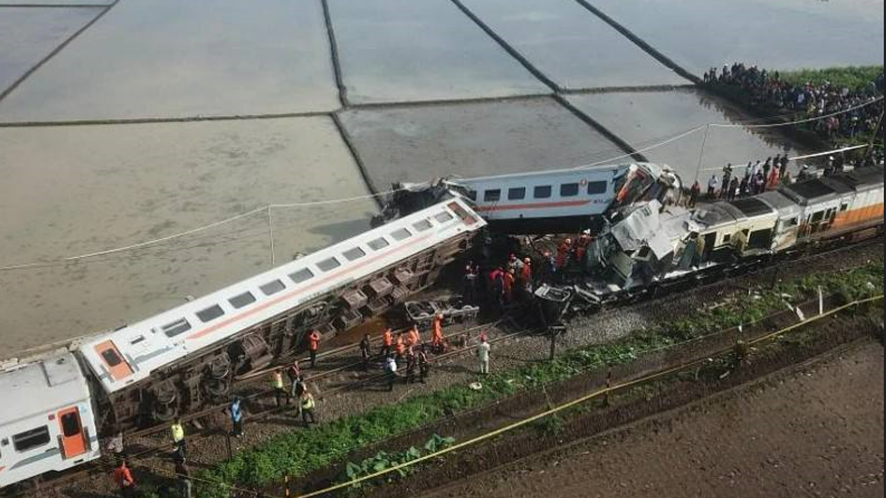 В Индонезии столкнулись два пассажирских поезда. Видео