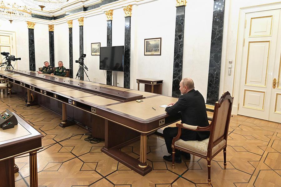 Владимир Путин на встрече с главой Минобороны Сергеем Шойгу и начальником Генштаба Валерием Герасимовым, Кремль, 27 февраля 2022 года