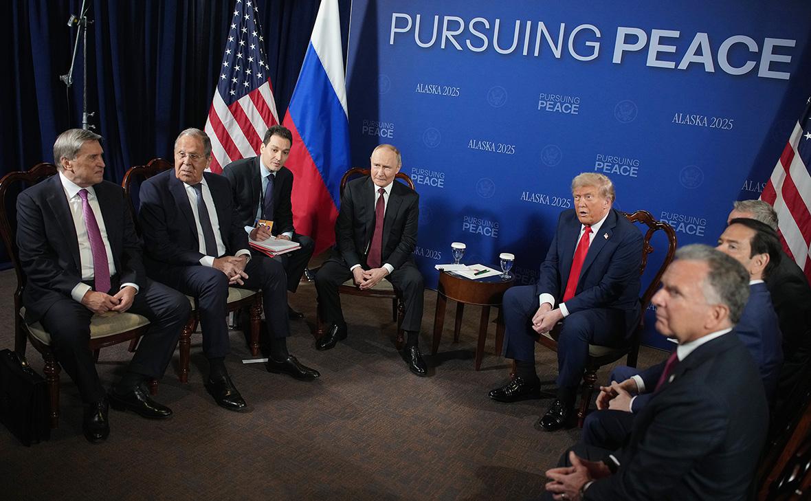 Владимир Путин (слева) и Дональд Трамп во время встречи в в Анкоридже, Аляска, 15 августа 2025 года