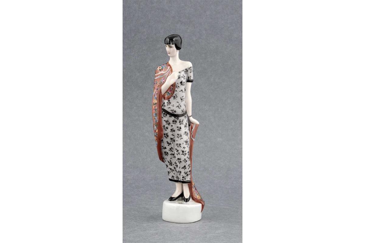 Скульптура «Анна Ахматова». СССР, Государственный фарфоровый завод (ГФЗ), автор модели Н.Я. Данько, автор росписи Е.Я. Данько (1924). Конец 1920-х — начало 1930-х