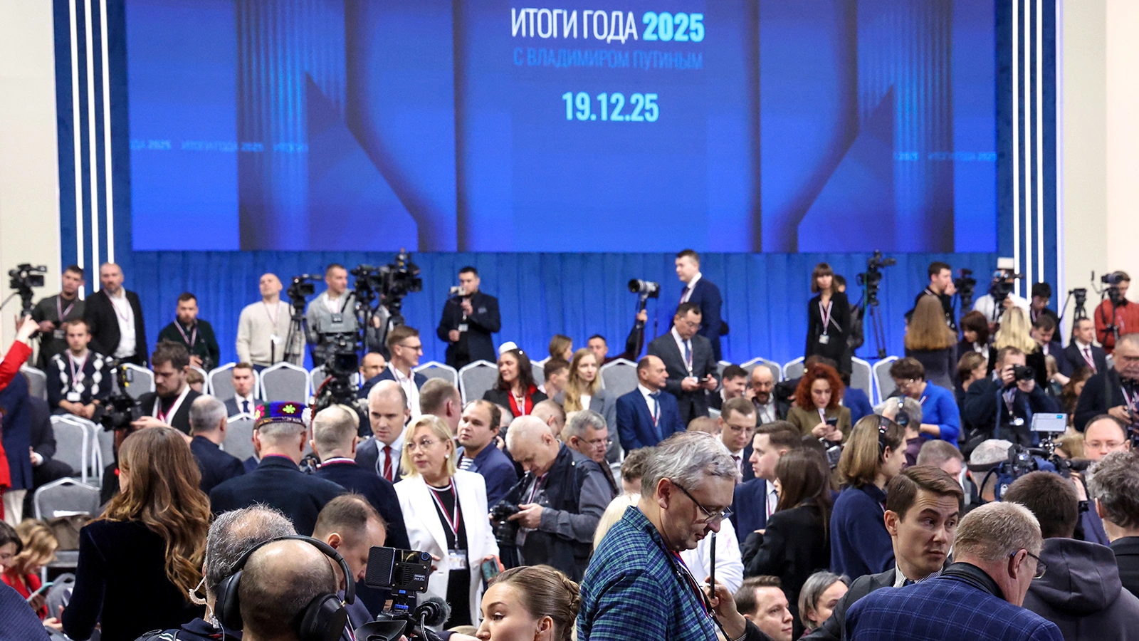 Журналисты перед началом прямой линии и пресс-конференции президента РФ Владимира Путина