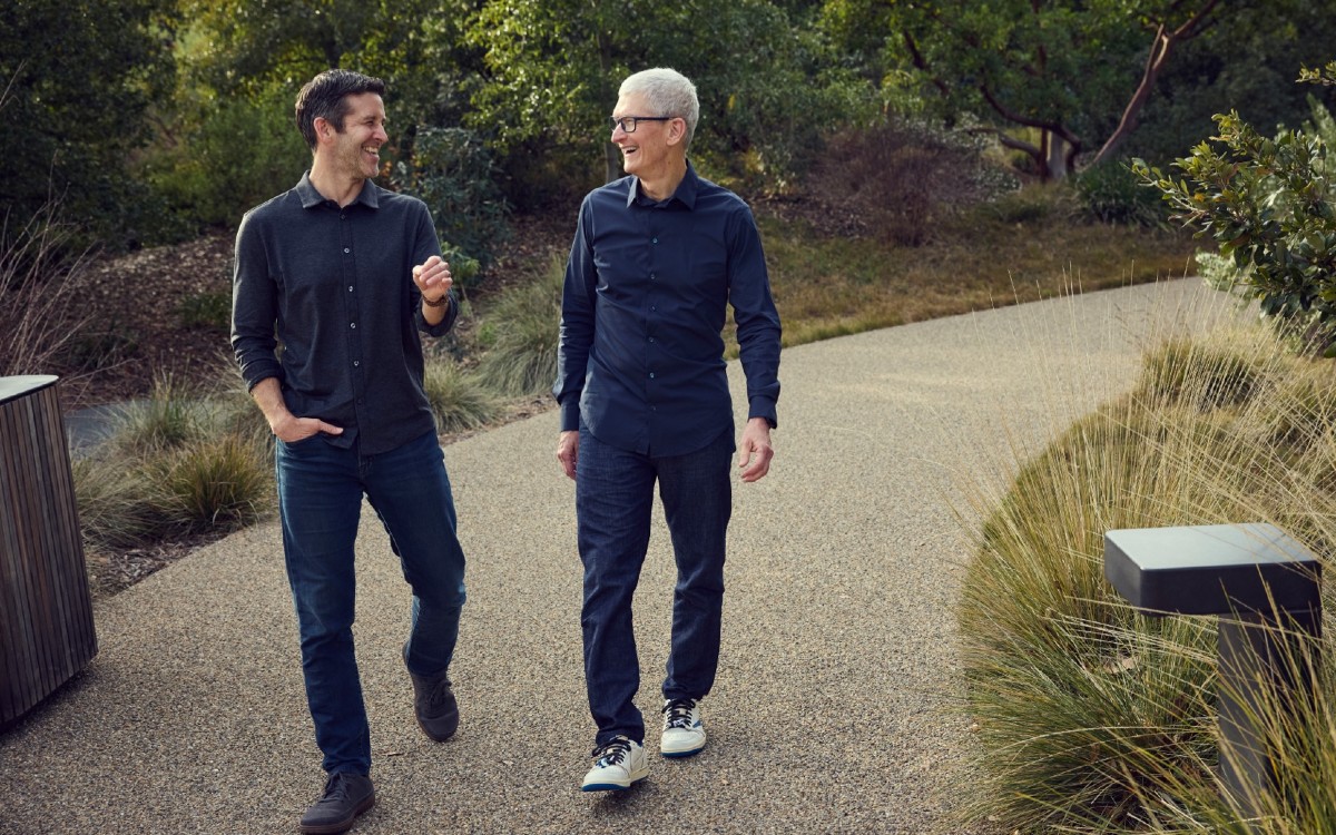 Нынешний глава Apple Тим Кук (справа) и его преемник Джон Тернус