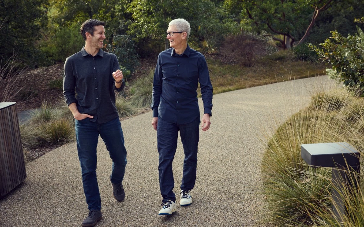Нынешний глава Apple Тим Кук (справа) и его преемник Джон Тернус