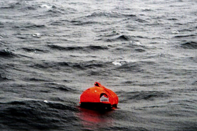 На фото греческого телеканала Skai видно спасательный плот, который вывозит с горящего парома пассажиров.



Изображение греческого телеканала Skai.