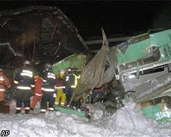 Десятки людей пострадали при аварии поезда в Японии