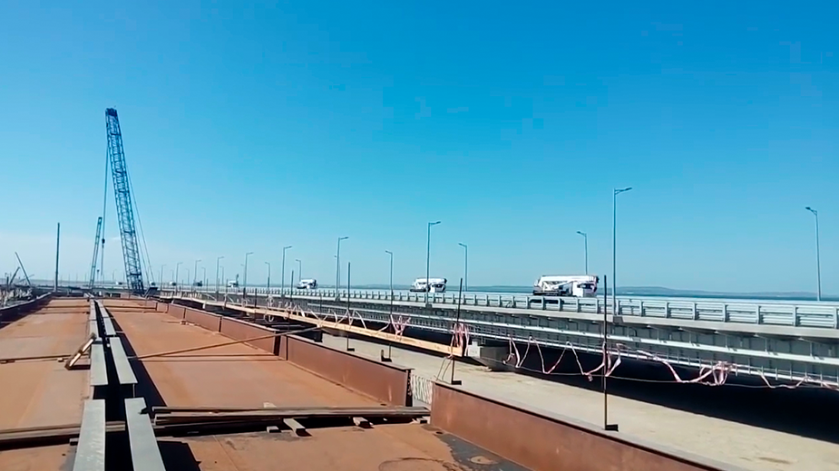 Очевидцы опубликовали видео тестового проезда машин по Крымскому мосту