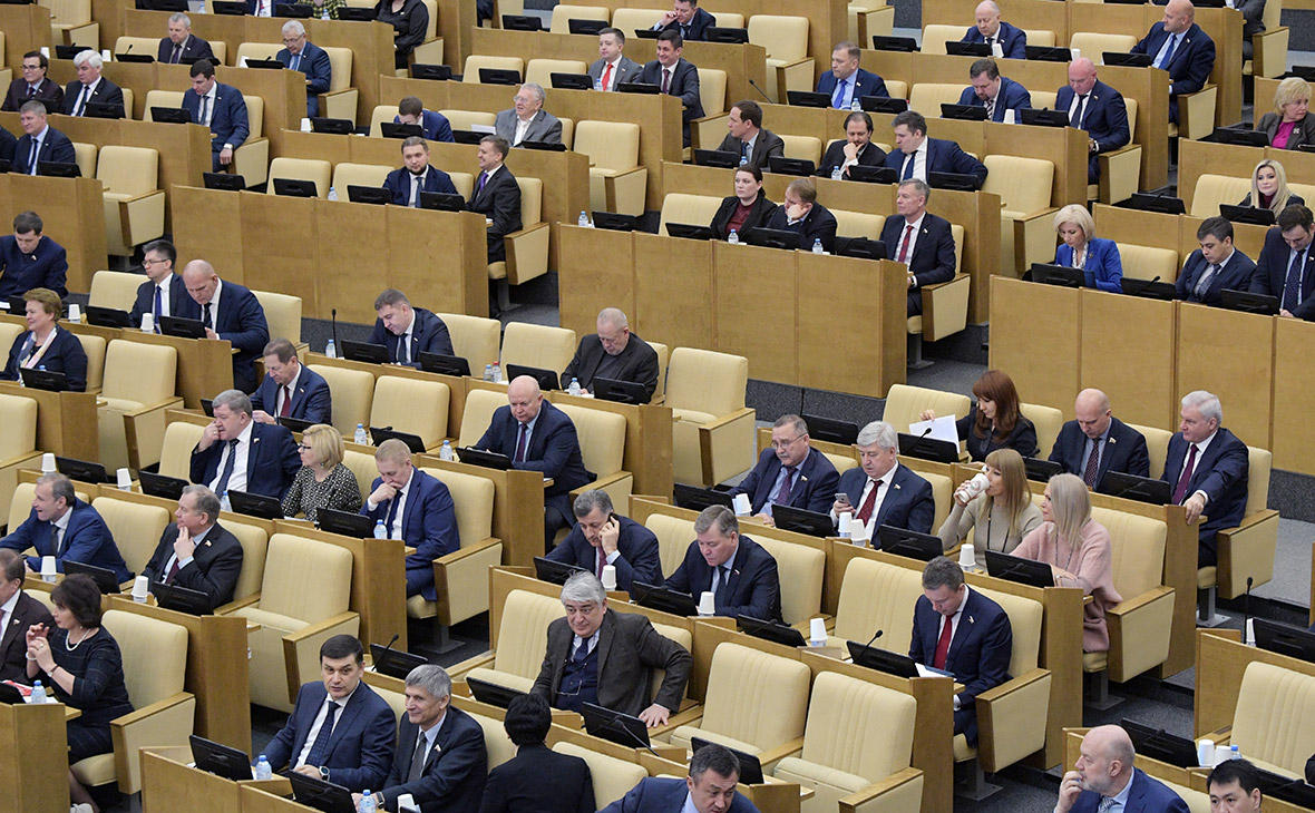 Депутаты на пленарном заседании Государственной думы РФ
