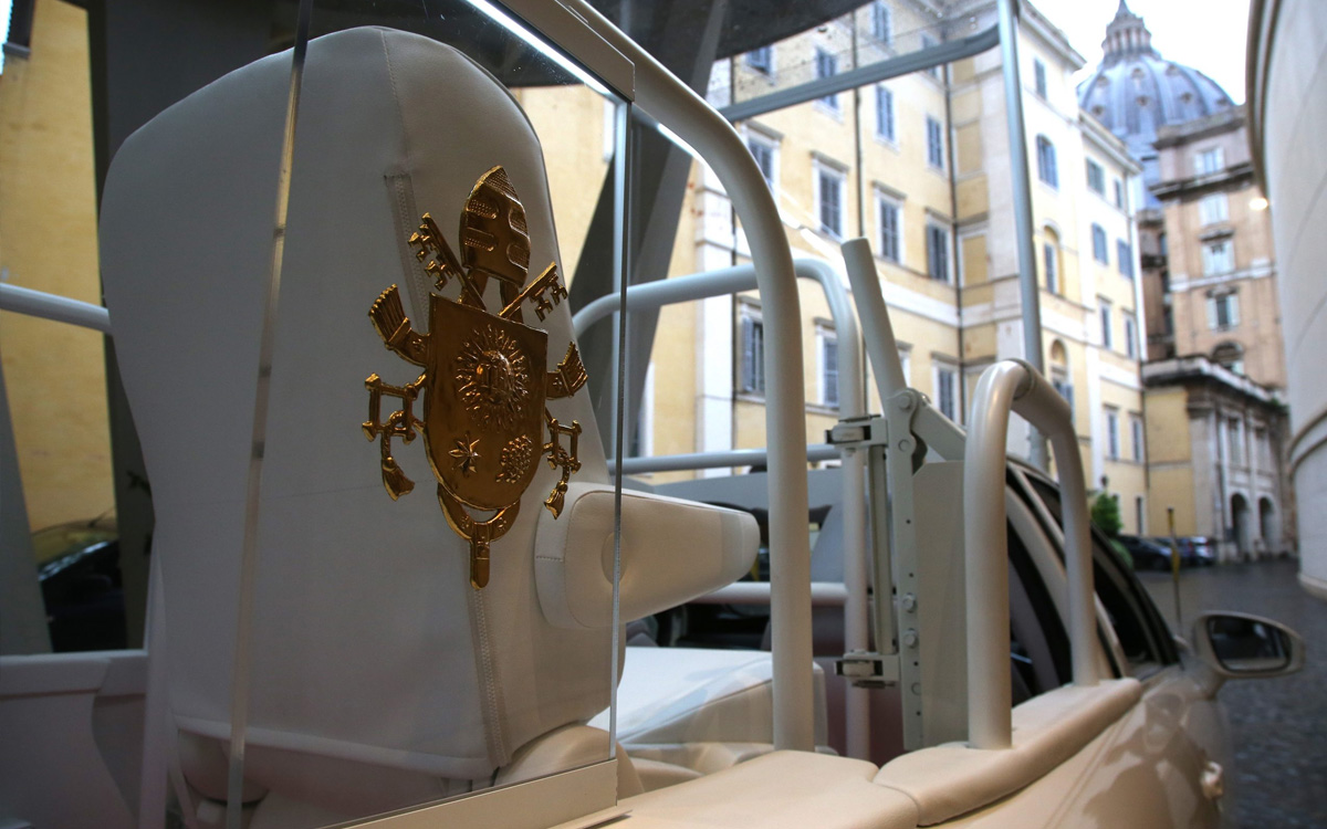 Папа римский пересел на водородный седан Toyota