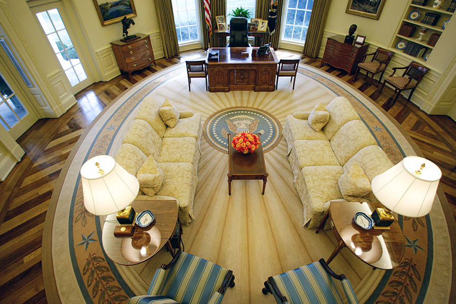 Так выглядел рабочий кабинет президента Джорджа Буша-младшего. За дизайн ковра отвечала его жена&nbsp;Лора