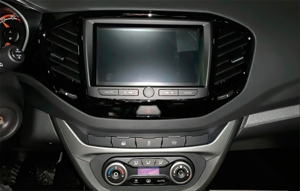 Lada Vesta c новой мультимедиа начала поступать к дилерам