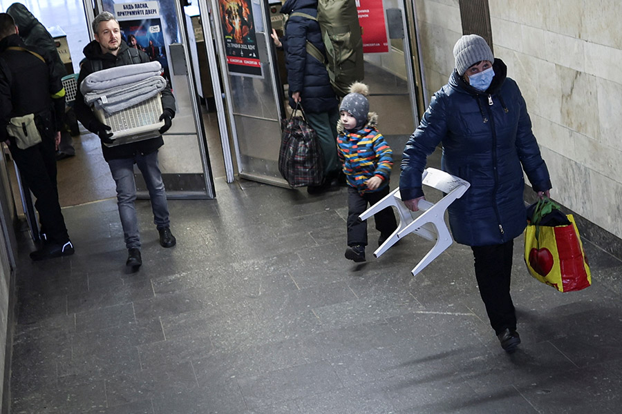 Местные жители покидают укрытие в метро после комендантского часа