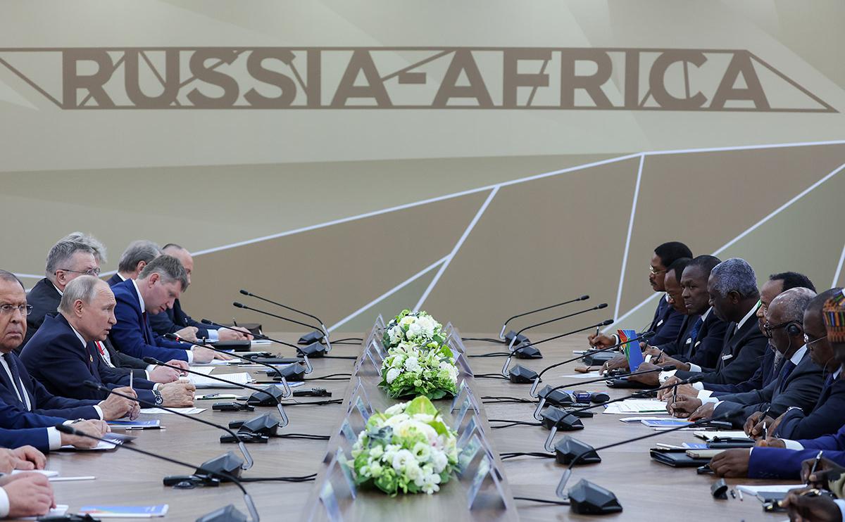 Встреча президента РФ Путина и президента Камеруна Бийи&nbsp;в рамках второго саммита Россия &ndash; Африка