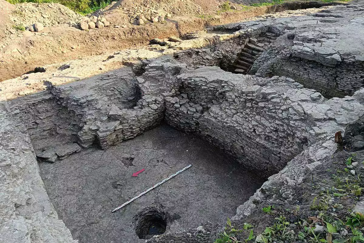 Нательный крестик был найден на раскопе на Красноармейской набережной в слое разрушения постройки