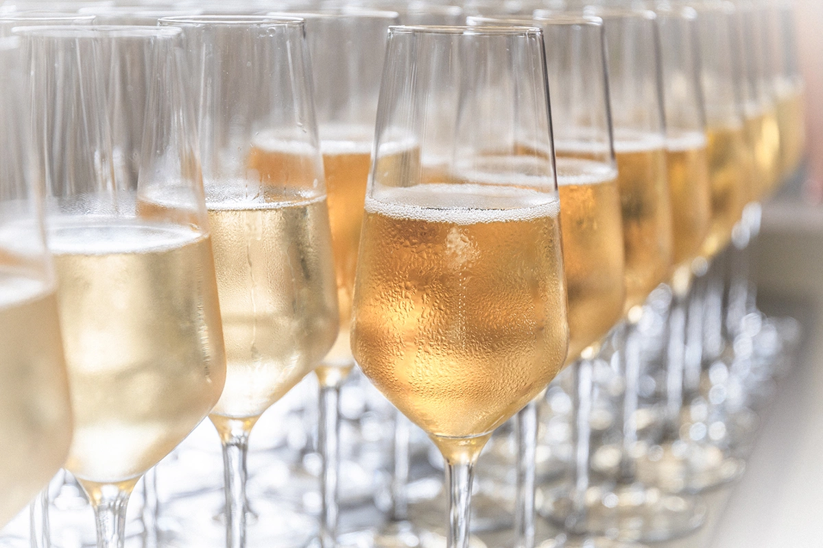 Теперь производители вправе самостоятельно решать, сохранять ли фольгу на бутылках шампанского