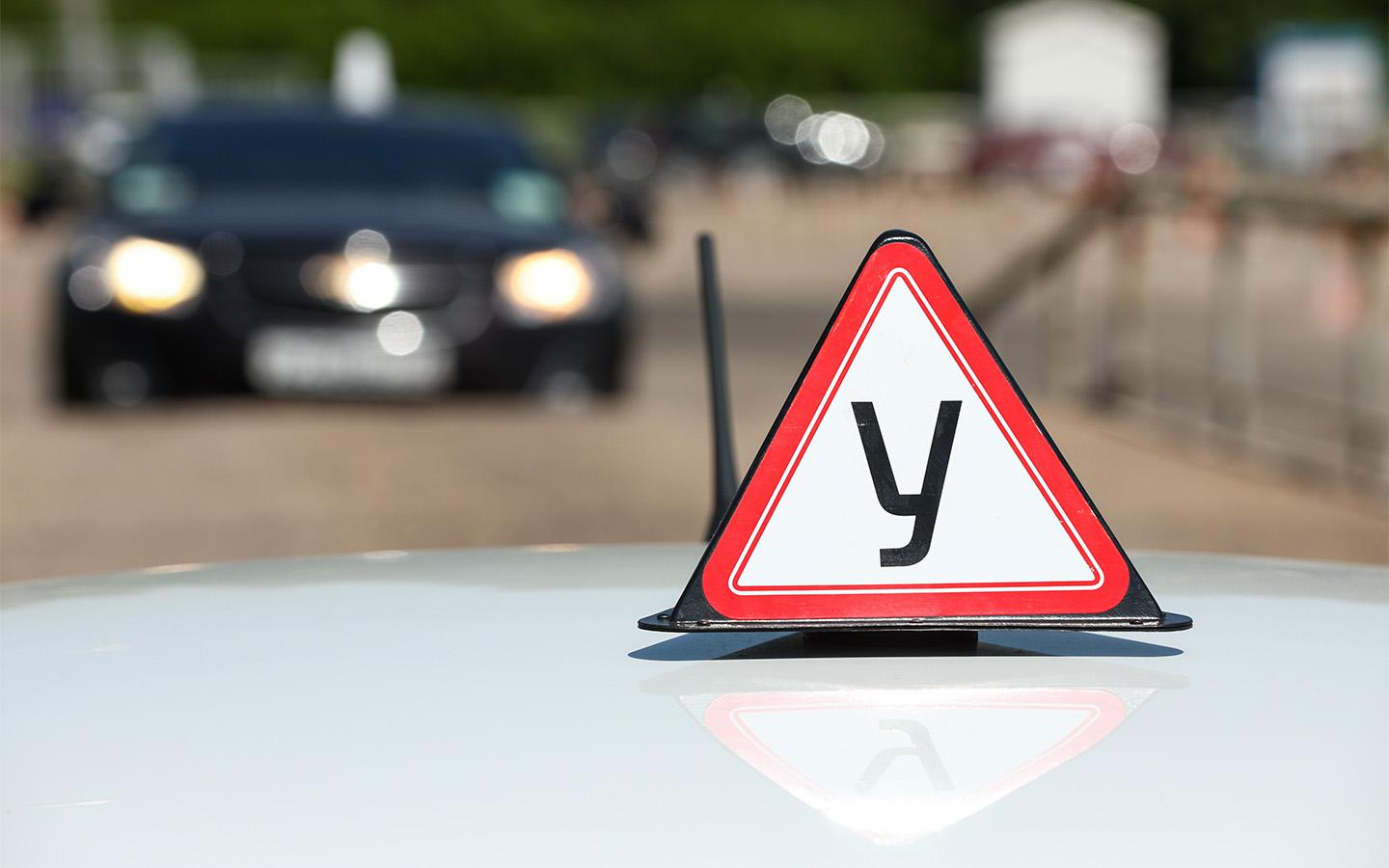 «Ждать полгода». В России — огромные очереди на сдачу водительских прав