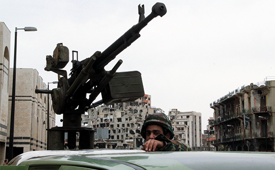Военнослужащий сирийской армии в автомобиле на одной из улиц Хомса. Архивное фото