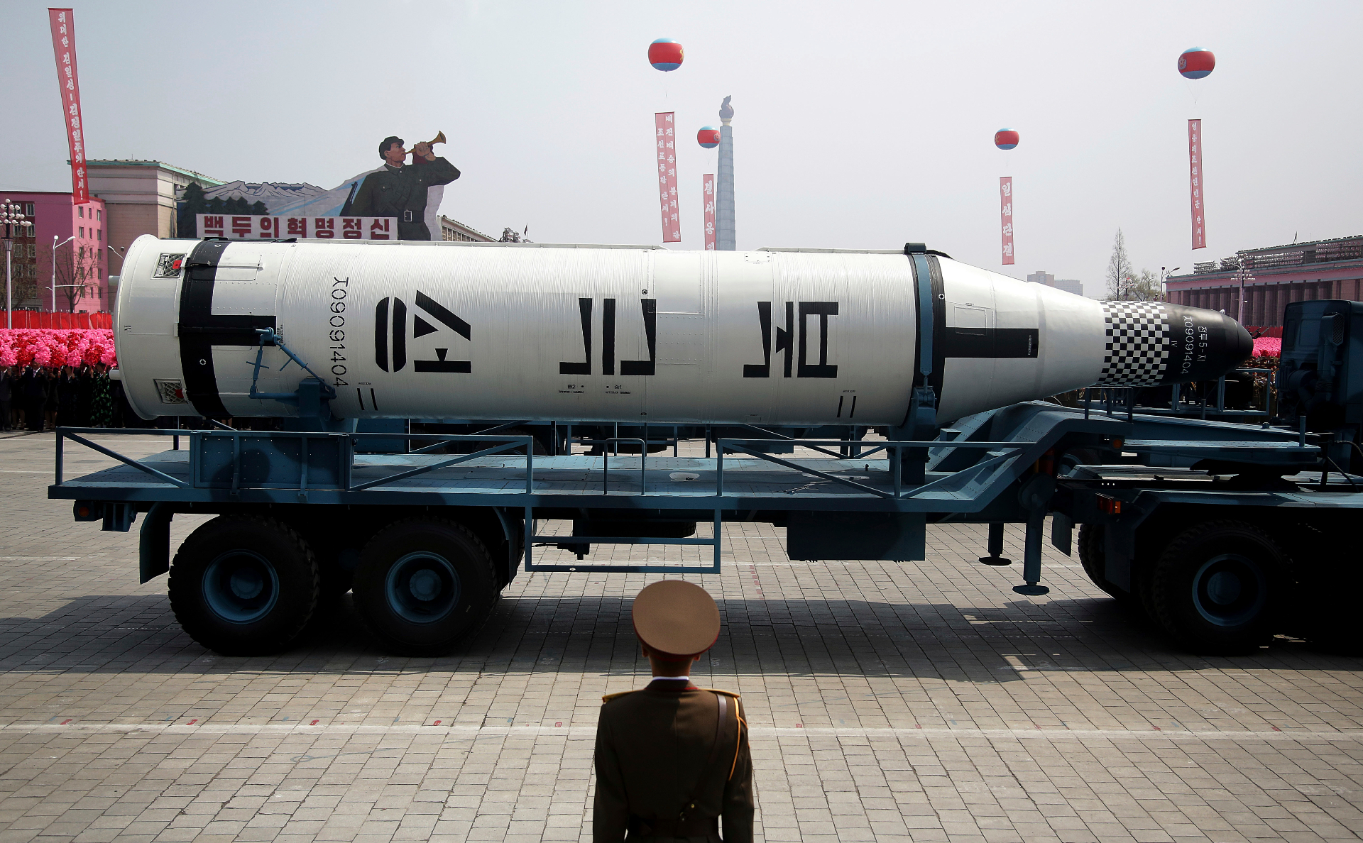 Предназначенная для запуска с подлодок ракета на параде в Пхеньяне