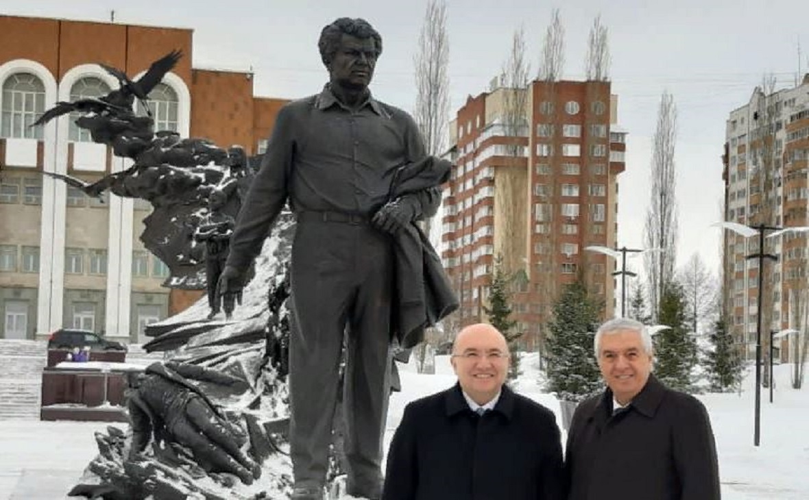 Посол Турции в РФ почтил память Мустая Карима в Уфе