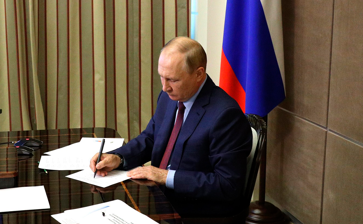 Путин подписал указ об индексации на 4% зарплат федеральным чиновникам"/>













