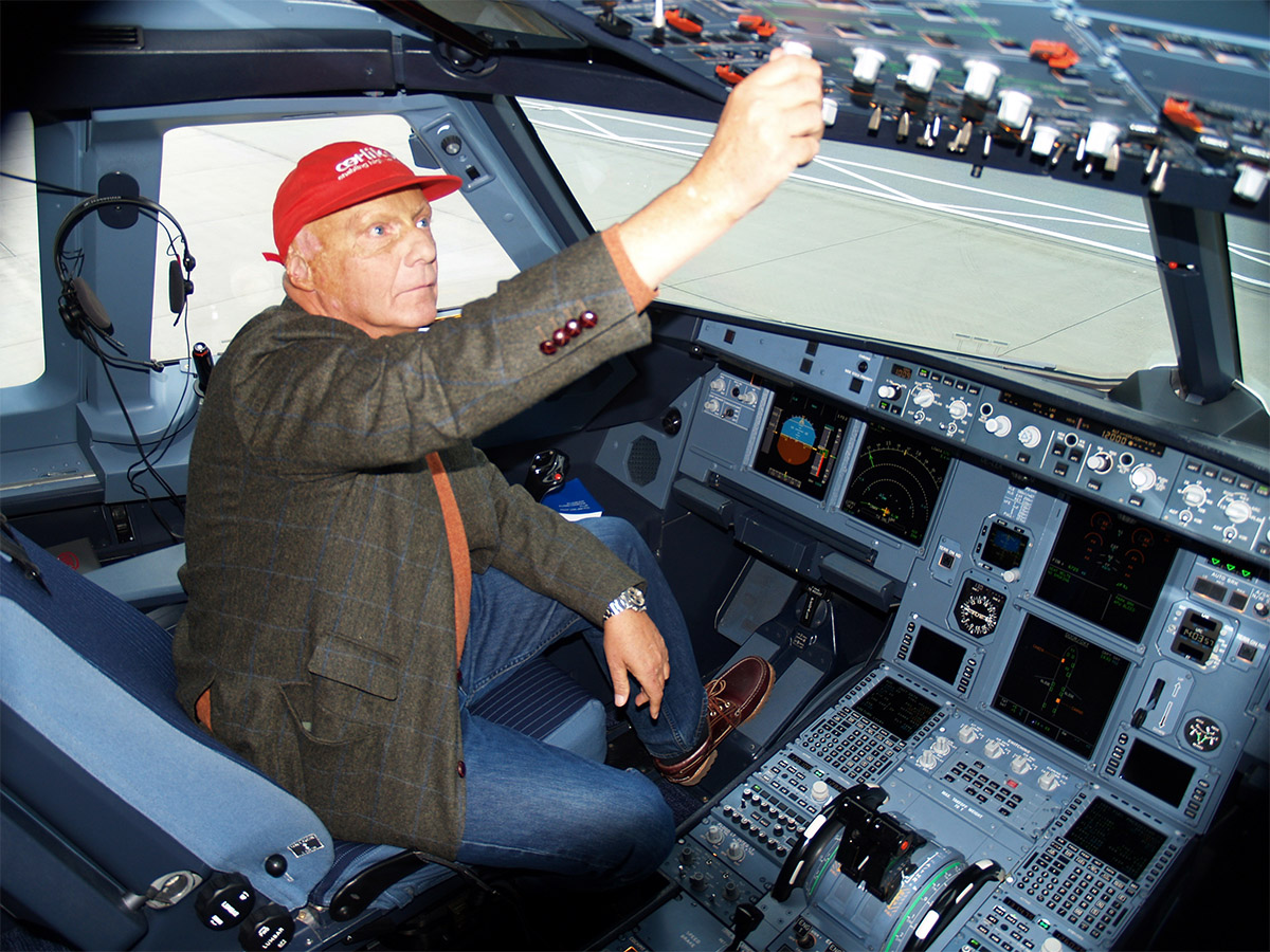 Перед полетом в Инсбрук бывший чемпион мира &laquo;Формулы-1&raquo; и авиационный предприниматель Ники Лауда проверяет приборы в кабине Airbus A319 в аэропорту Вена-Шехат. Австрия, 27 января 2009 года. 22 февраля 2009 года Лауде исполнится 60 лет