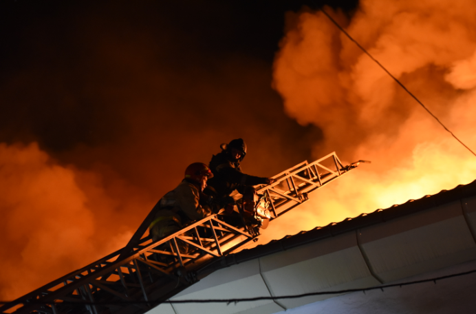 Возгорание произошло на крыше двухэтажного здания