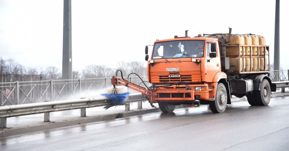 Уборка дорог Вологда. КАМАЗ для уборки дорог. Уборка улиц Вологда. Уборка дорог от снега Вологда.