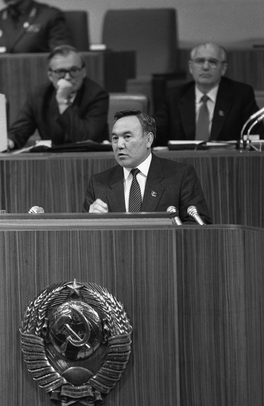 Нурсултан Назарбаев во время выступления на заседании XXVIII съезда Коммунистической партии Советского Союза, 1990 год