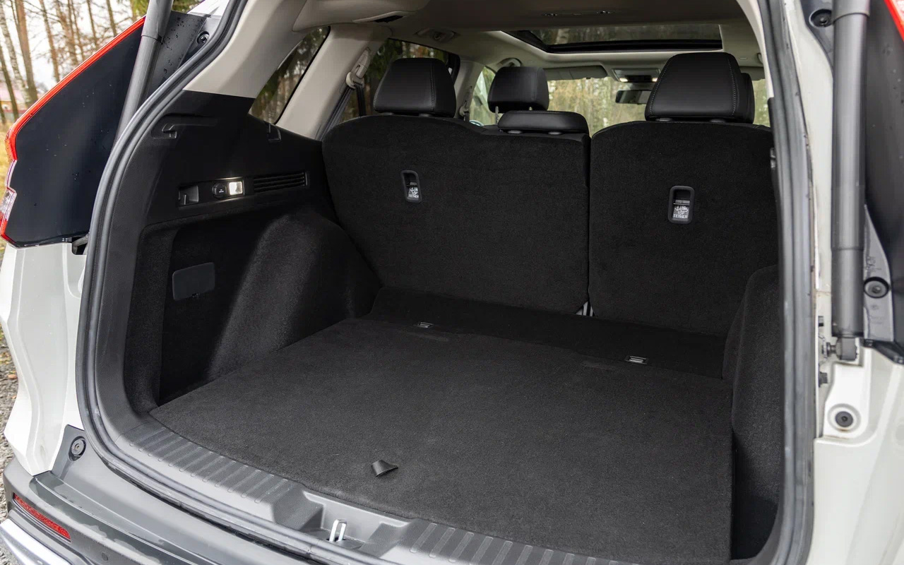 &laquo;Трюм&raquo; Honda CR-V заботливо отделан ворсом. Помимо подсветки есть и розетка на 12 В