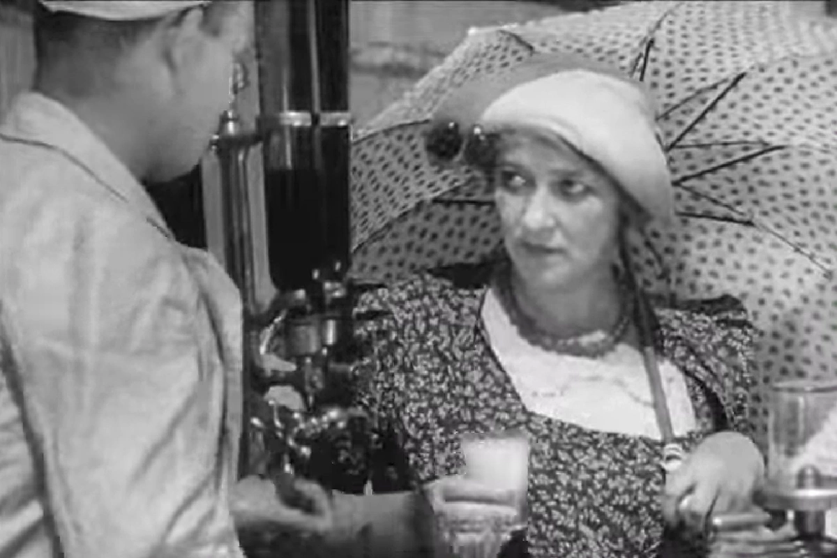 Фаина Раневская в фильме «Подкидыш» (1939), режиссер Татьяна Лукашевич