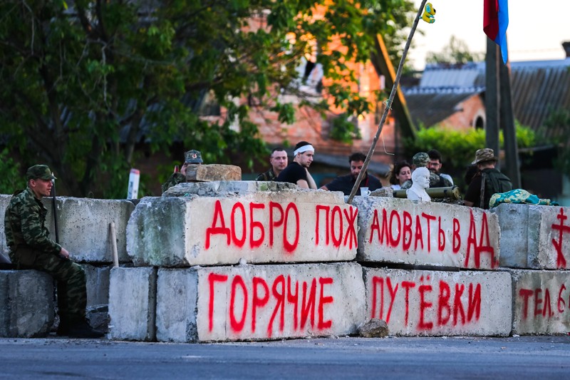 Блокпост ополченцев самопровозглашенной Донецкой народной республики у поселка Семеновка под Славянском. 