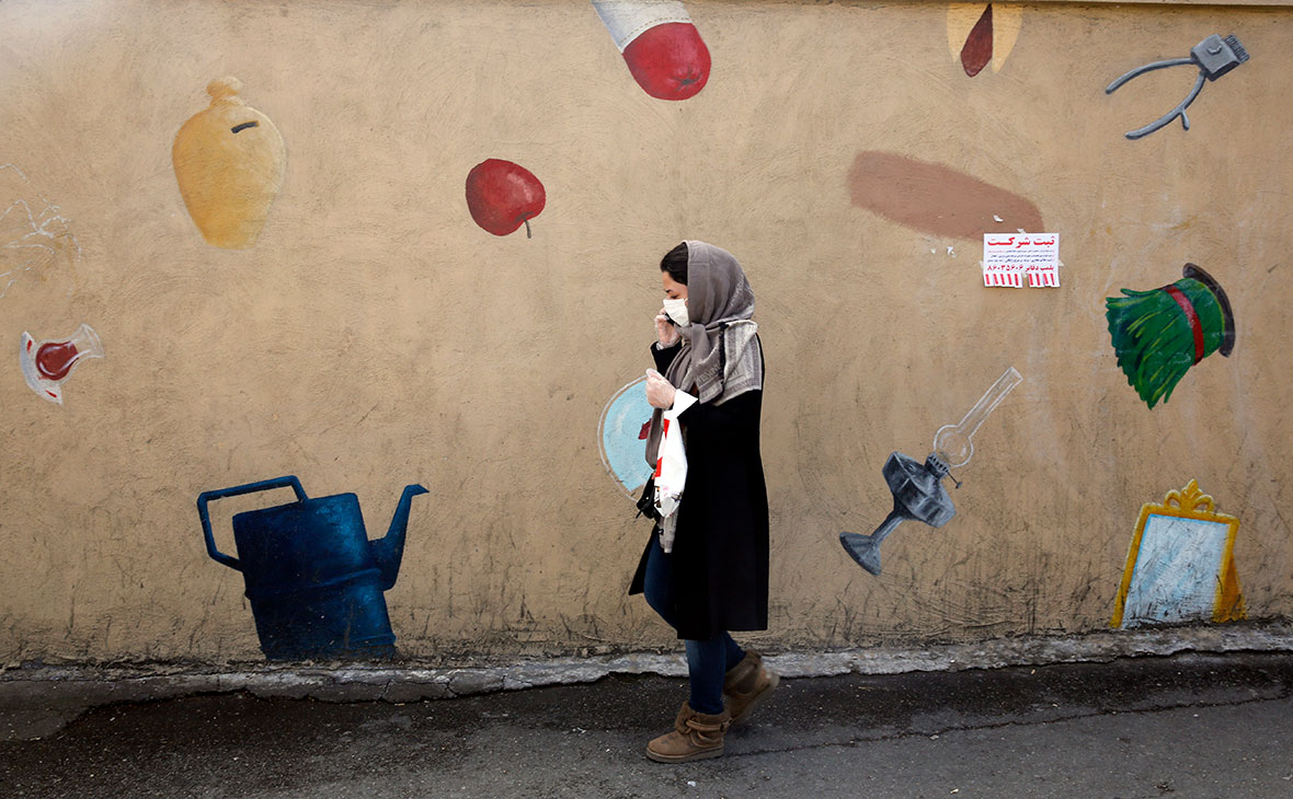 Женщина на улице Тегерана, Иран