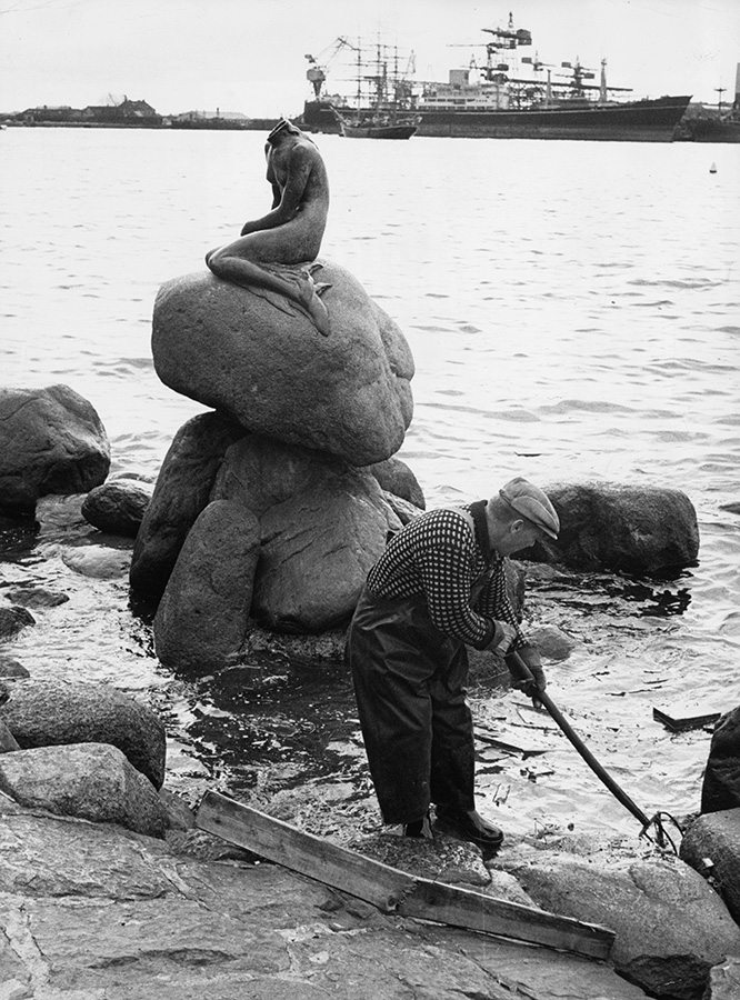 Скульптуру, изображающую&nbsp;главную героиню сказки Ханса Кристиана Андерсена, открыли в порту Копенгагена в 1913 году. Она неоднократно подвергалась актам вандализма: ее пачкали краской, оклеивали стикерами и даже взрывали (в 2003 году). Дважды &laquo;Русалочку&raquo; обезглавливали: в 1964 году (на фото&nbsp;&mdash; последствия этого нападения) и в 1998 году. Голову скульптуры пытались похитить и в 1990 году, но дело кончилось глубоким разрезом