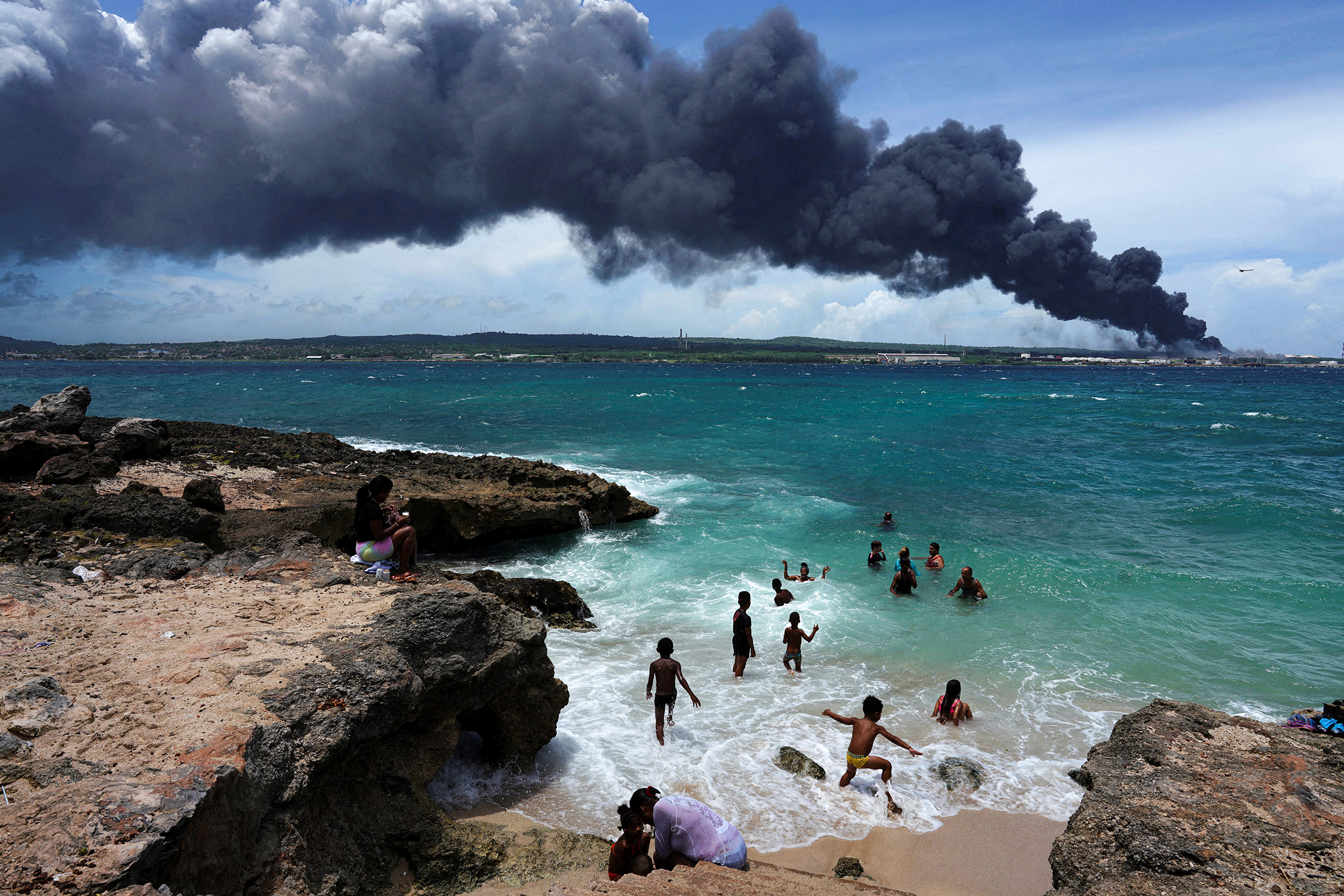 На фото: вид с пляжа, 6 августа 2022 года

В результате пожара в Матансасе&nbsp;минимум один человек погиб, 14 пропали без вести и 125 получили ранения.&nbsp;Власти эвакуировали более 4,9 тыс. человек, сообщает NPR