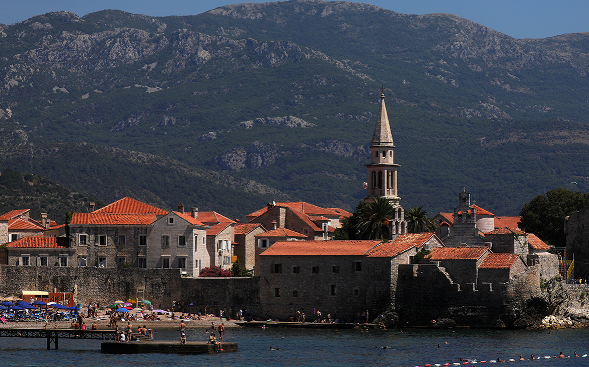 МИД порекомендовал критически подходить к планам по поездкам в Черногорию