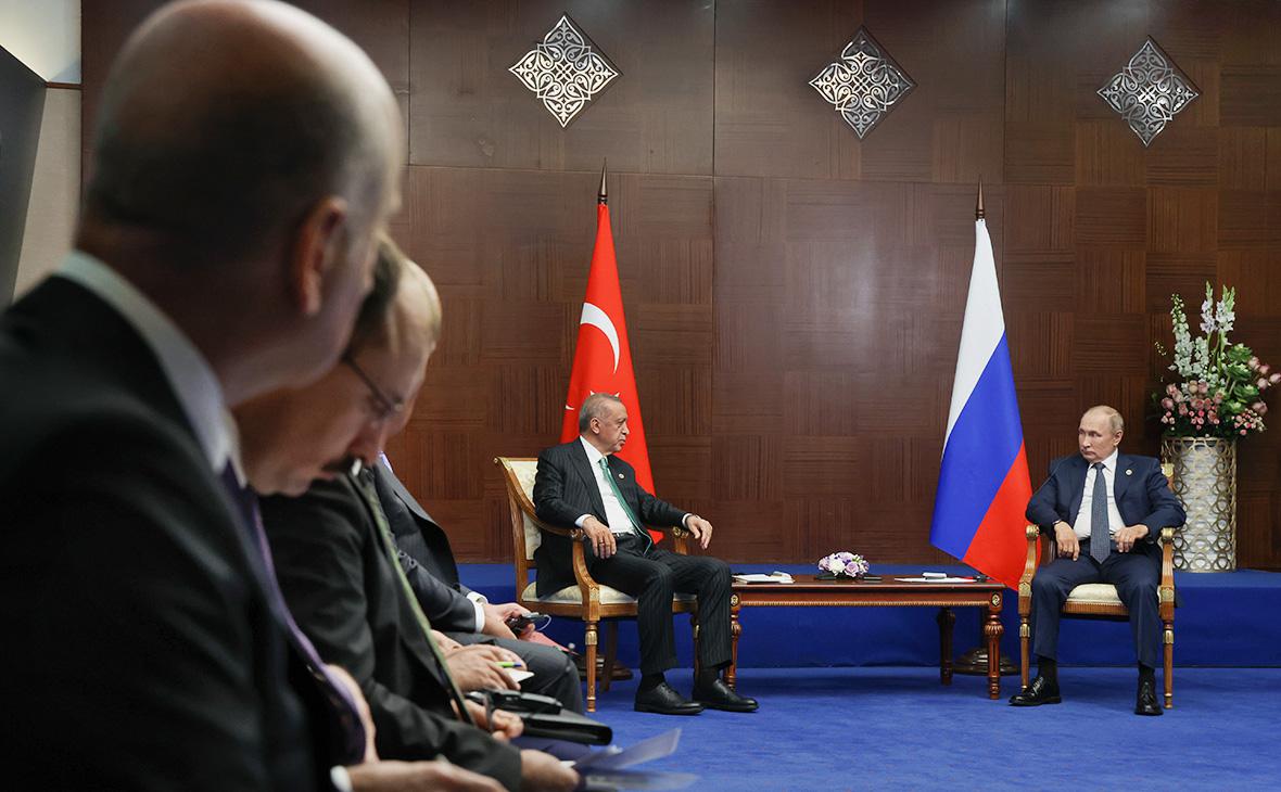 Реджеп Тайип Эрдоган и Владимир Путин на полях VI саммита Совещания по взаимодействию и мерам доверия в Азии (СВМДА) во Дворце Независимости в Астане, Казахстан