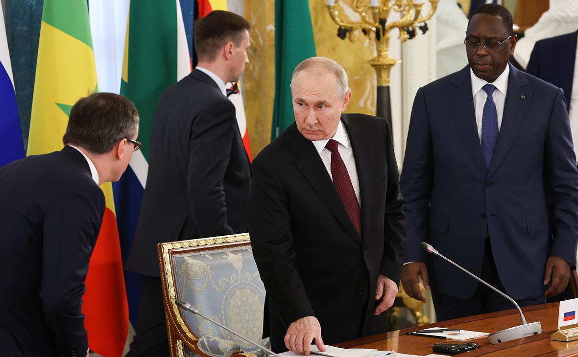 Владимир Путин (в центре)