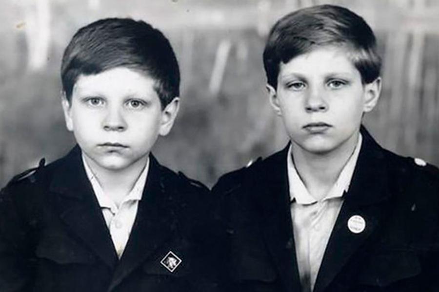 Александр Емельяненко (слева) с братом Федором в детские годы